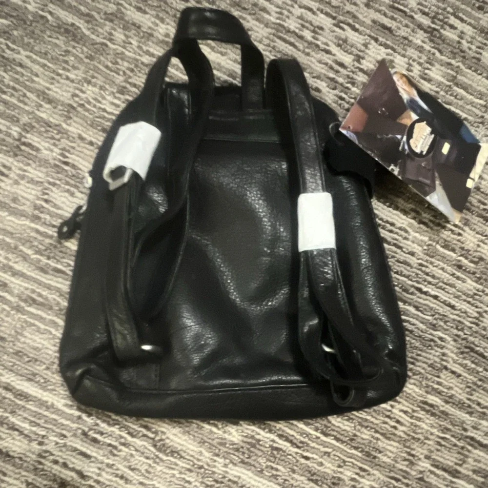 Canyon Outback Black Zip Backpack Adjustable Straps Pockets Travel
